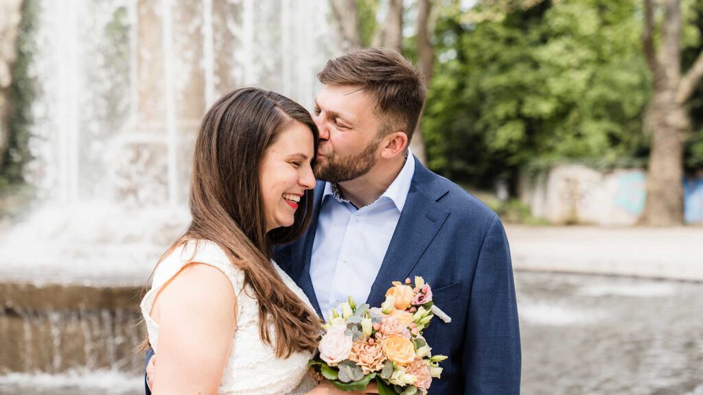 Braut-und-Bräutigam-Standesamtliche-Hochzeit-in-Berlin-Schöneberg