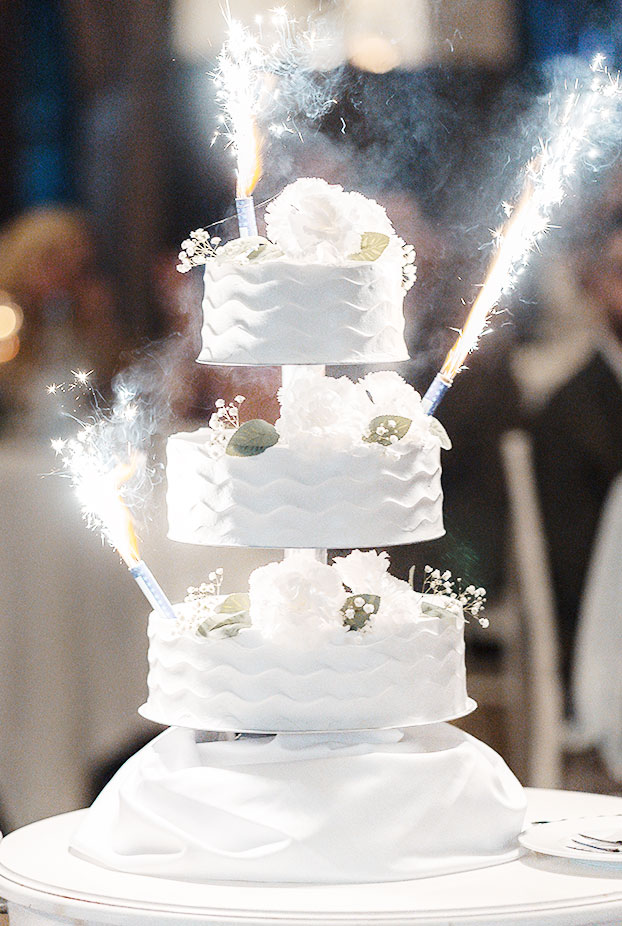 Eine-wunderschöne-Hochzeitstorte-mit-Feuerwerk