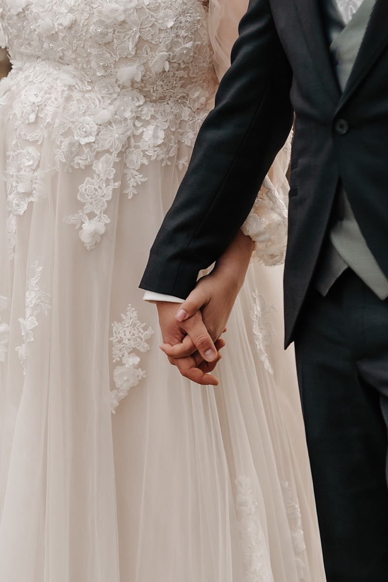 Braut im weißem Hochzeitskleid