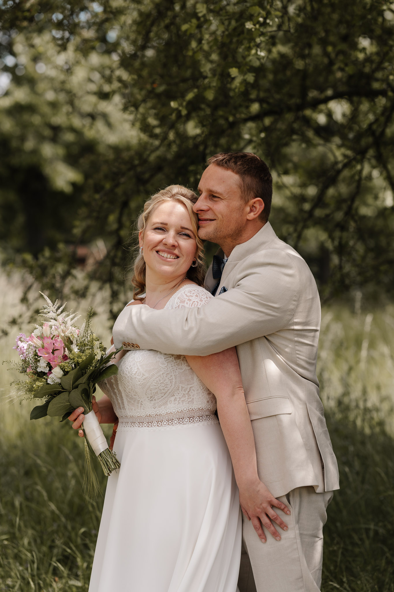 Braut im weißem Hochzeitskleid
