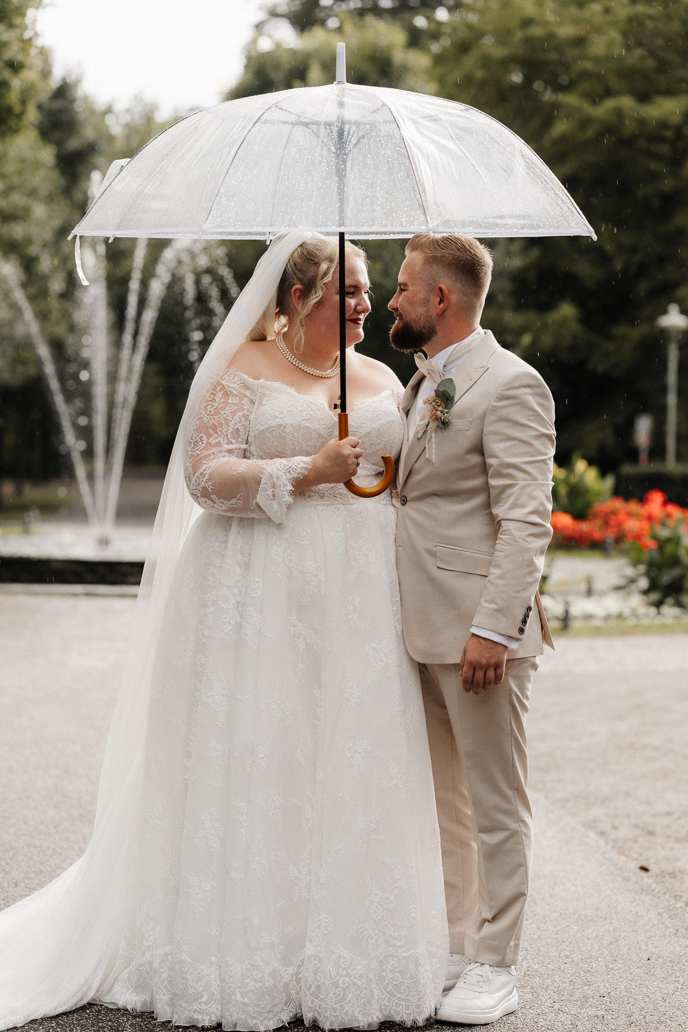 Braut im weißem Hochzeitskleid