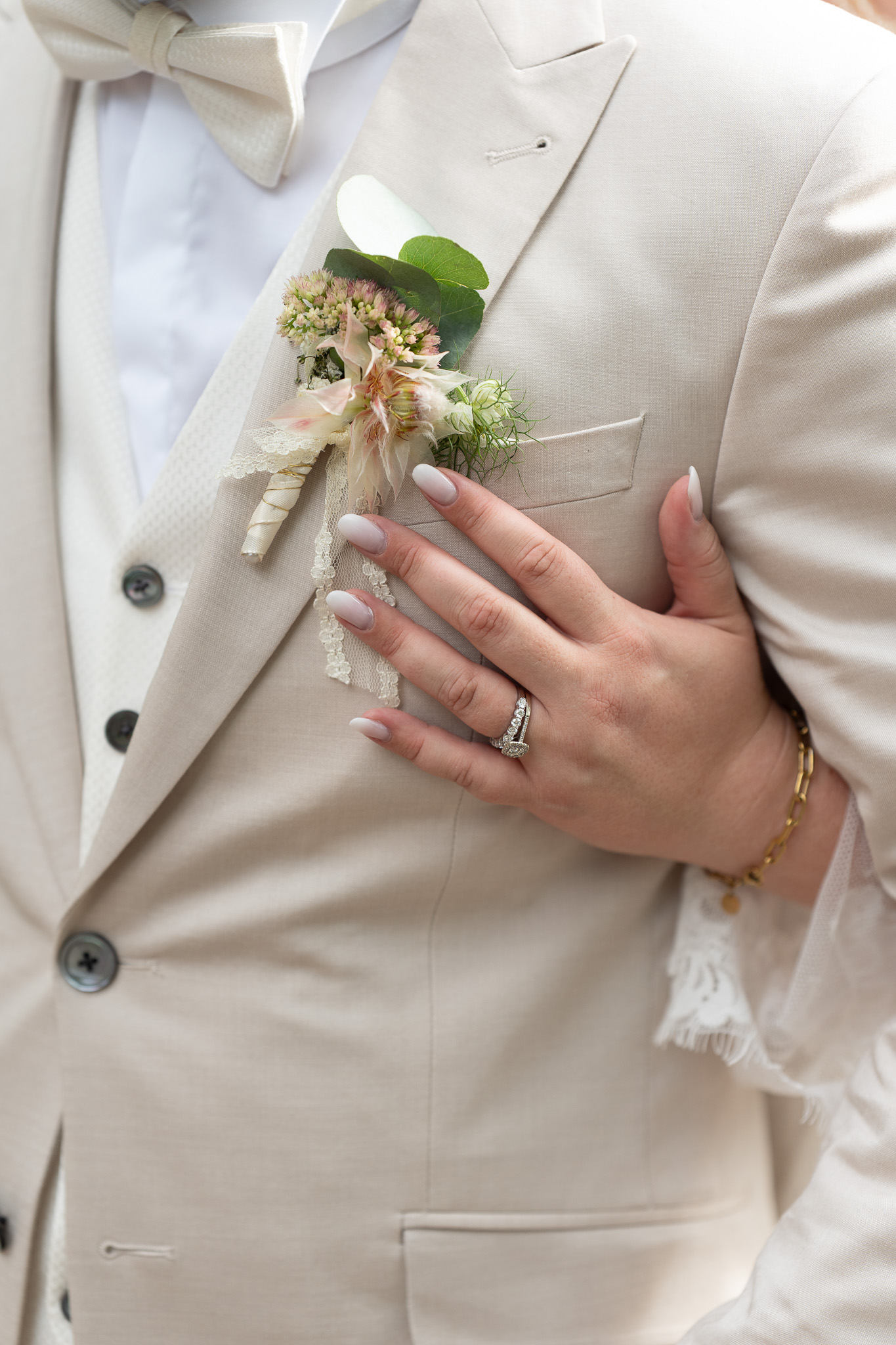 Braut-im-weißem-Hochzeitskleid Braut im weißem Hochzeitskleid