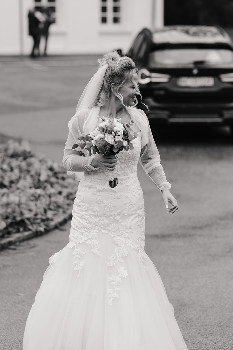 Braut im weißem Hochzeitskleid
