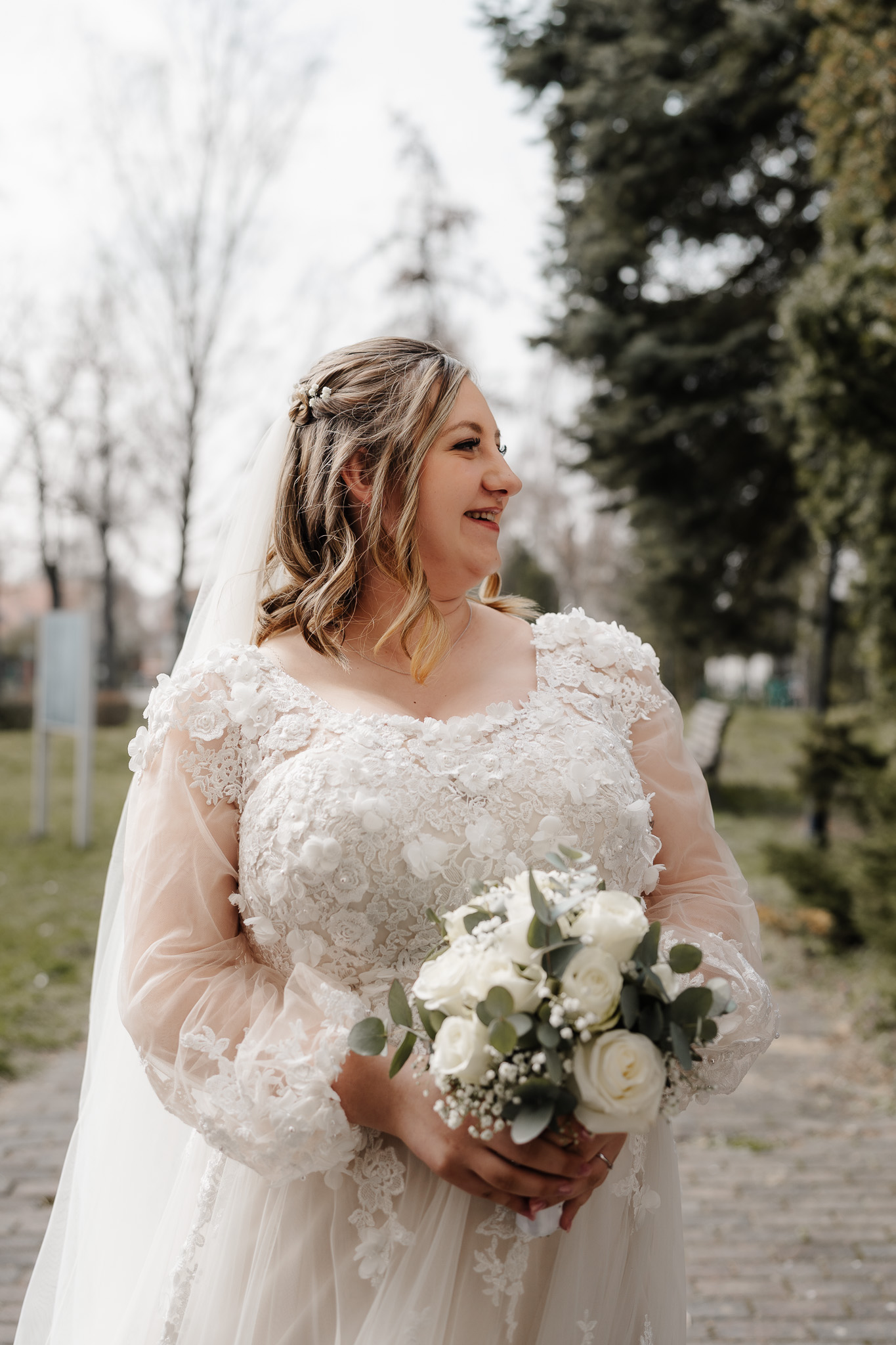 Braut im weißem Hochzeitskleid