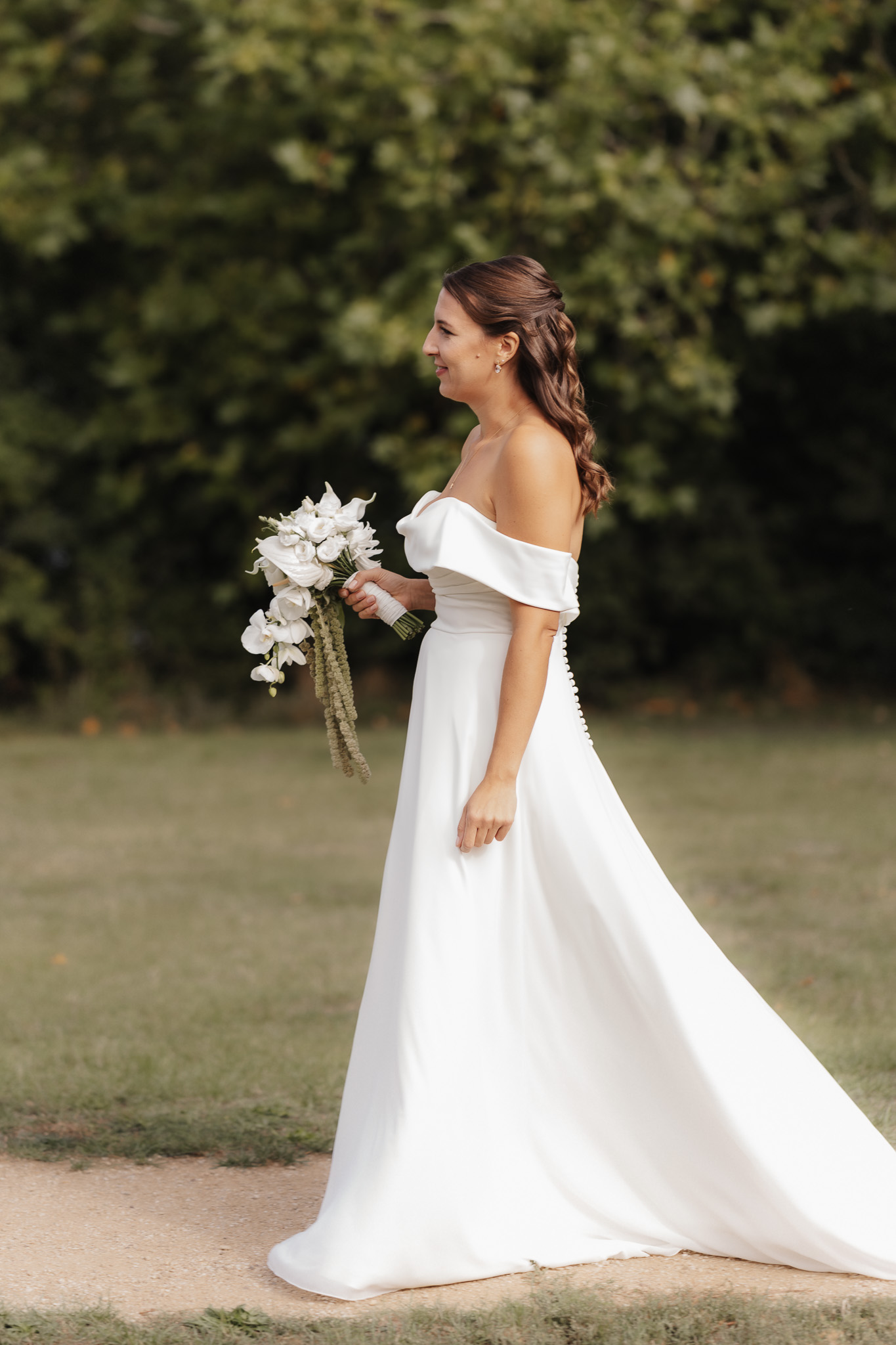 Braut im weißem Hochzeitskleid